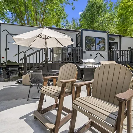 Creekside Glamping Resort- Pool, Fishing Pond, Mini Golf, Game Room, Pet Friendly